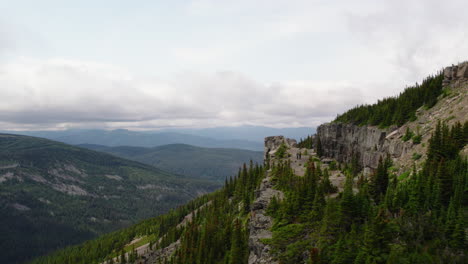 Vistas-Panorámicas-De-La-Naturaleza-En-Las-Montañas-De-Columbia-Británica,-Canadá