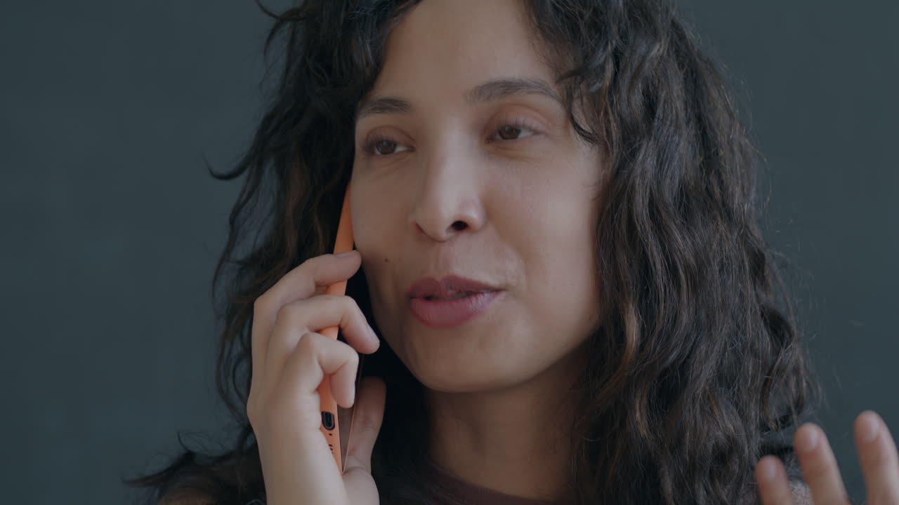 mujer hablando por teléfono