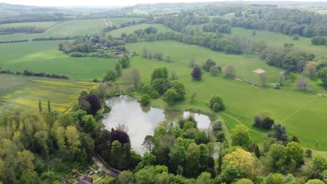 volando hacia un lago en chilham, kent