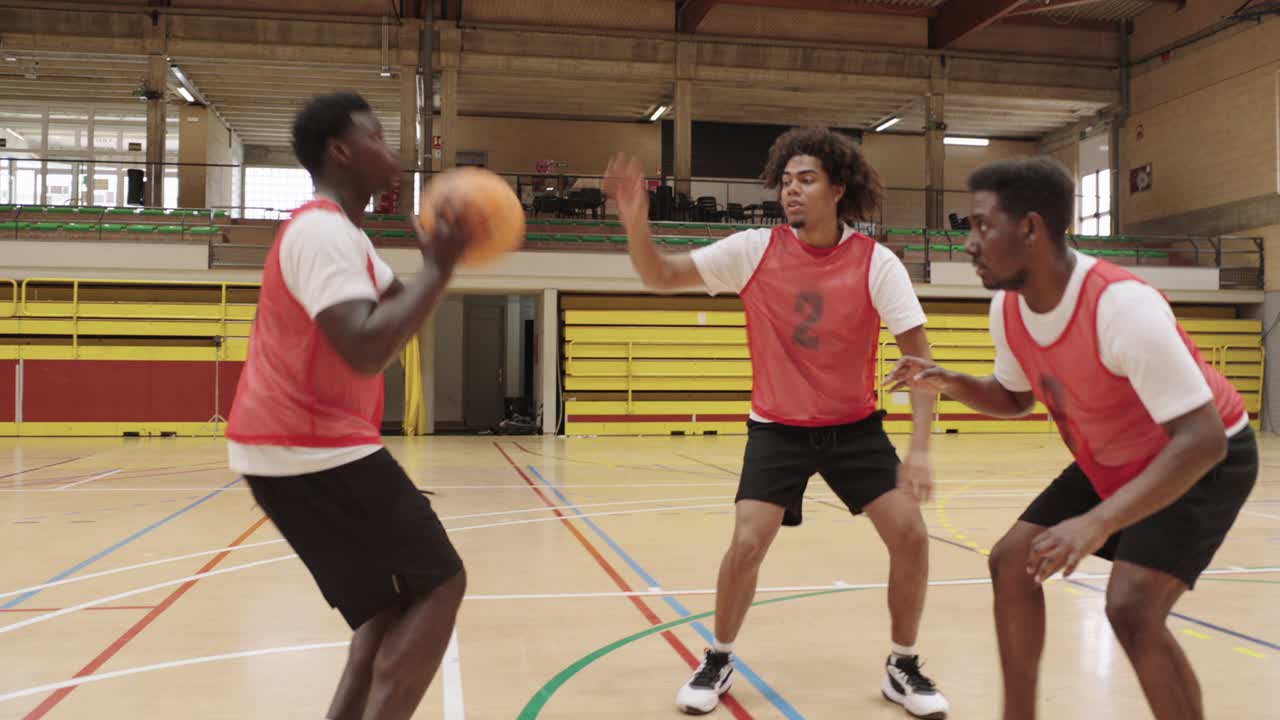 Basketbaloví hráči na hřišti