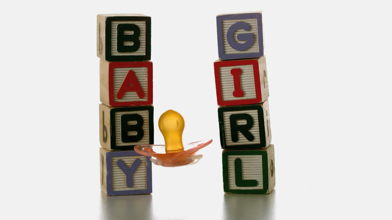 아기 블록 에 떨어지는 노란색 침대