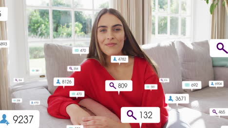 animación de iconos y números de las redes sociales sobre la mujer caucásica en casa