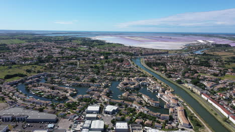 Hermoso-Puerto-Deportivo-Residencial-En-Aigues-mortes-A-Lo-Largo-De-Un-Canal-Con-Lagos-Salados-De-Color-Rosa