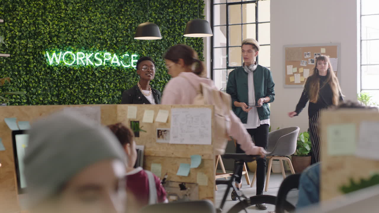 젊은 비즈니스 그룹의 아프리카계 미국인 팀 리더 여성이 디지털 태블릿 컴퓨터를 사용하여 아이디어를 공유하고 다민족 사무실에서 스크린에서 교육 프로젝트를 보여줍니다.