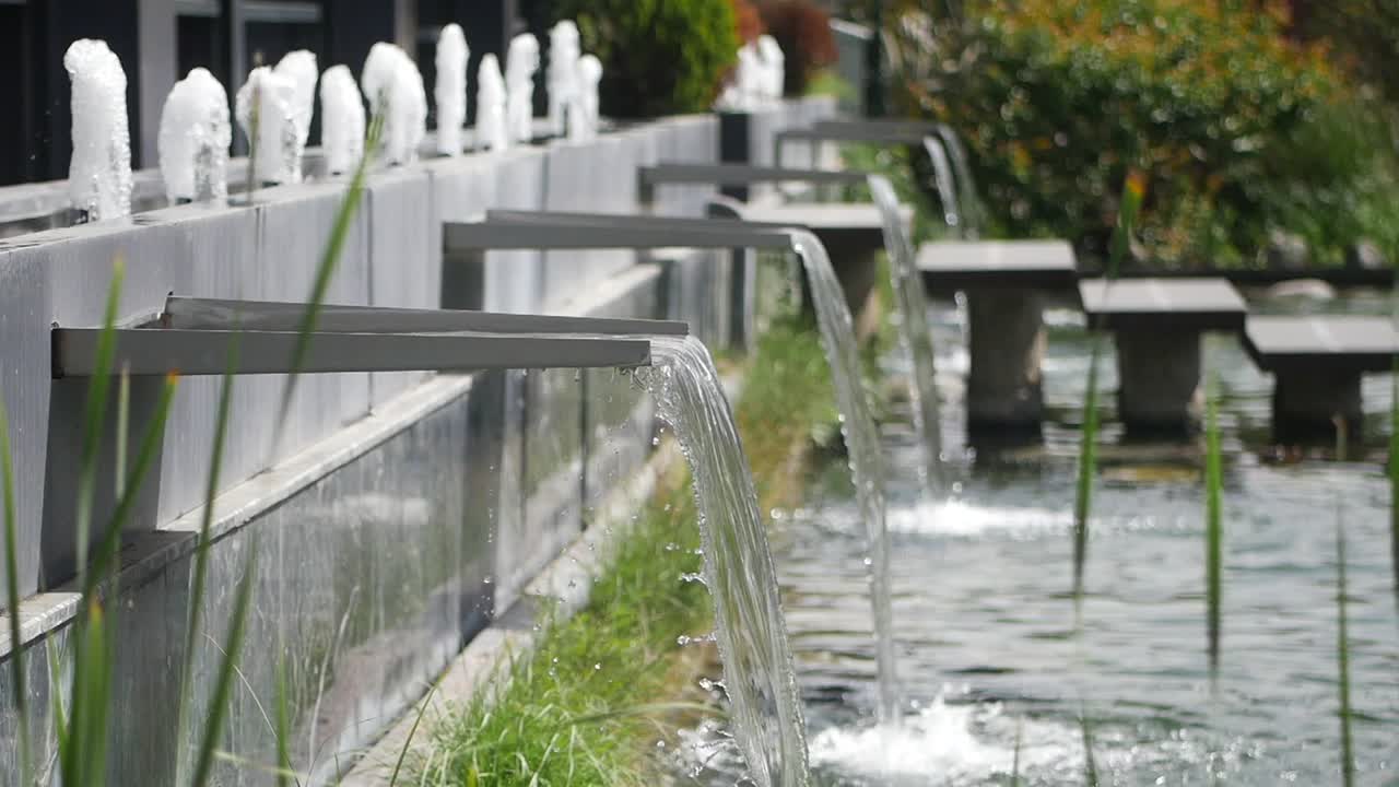 현대적 인 정원 에서 세련 된 물 기능