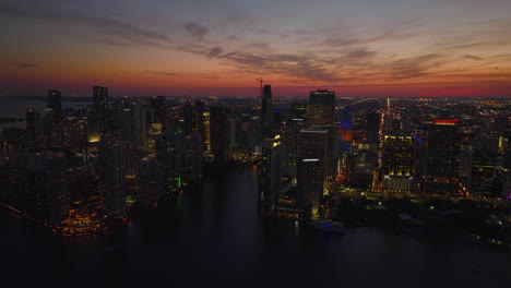 Imágenes-Románticas-De-La-Metrópolis-Después-Del-Atardecer.-Edificios-Y-Calles-De-Gran-Altura-Iluminados-Contra-El-Colorido-Cielo-Crepuscular.-Miami,-Estados-Unidos