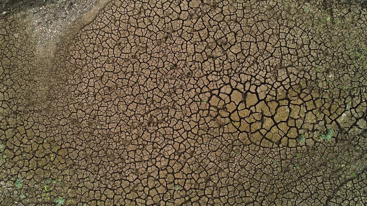건조한 균열 된 땅