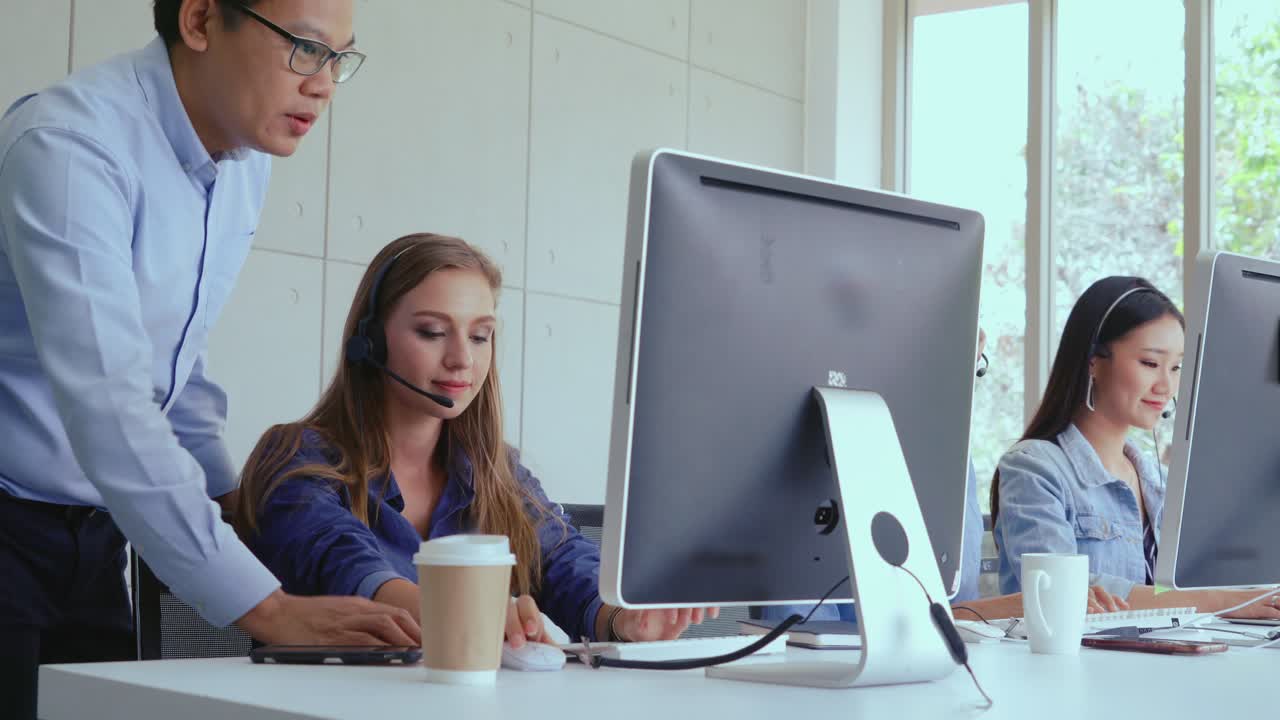 agente de atención al cliente o centro de llamadas con auriculares hablando con el cliente por teléfono.