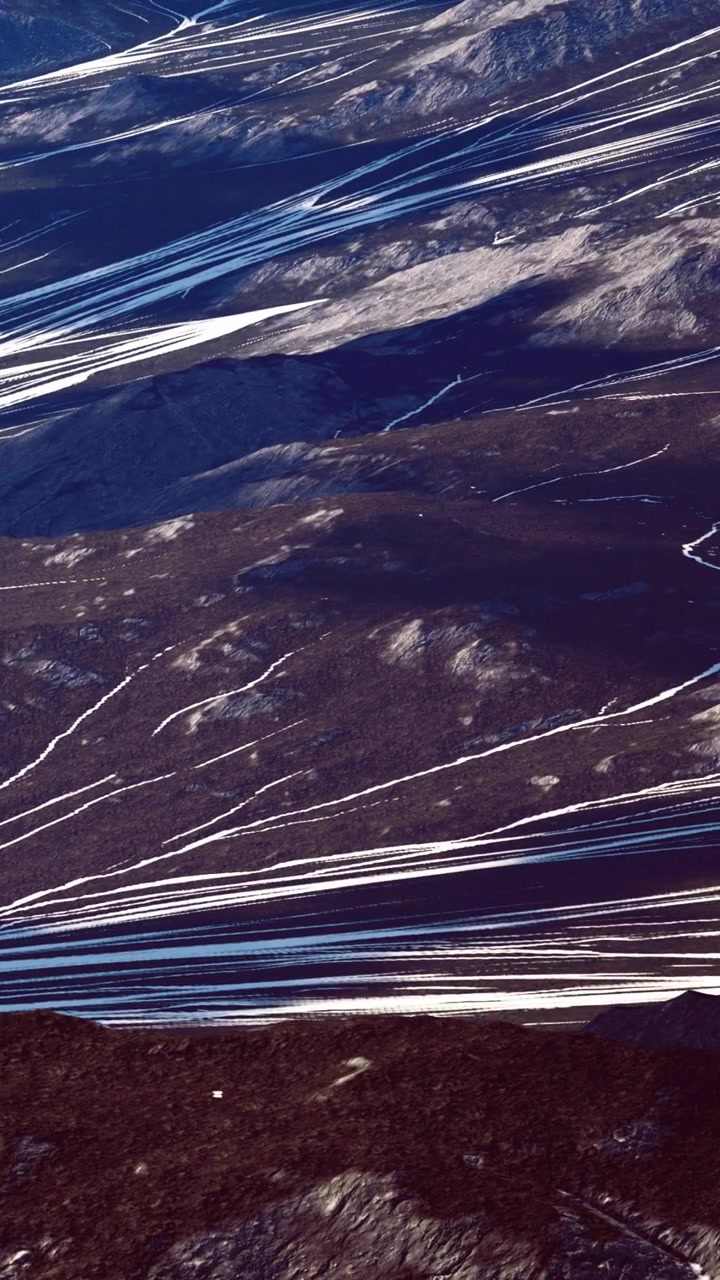 Neve e ghiaccio coprono parti di un paesaggio aspro in una zona remota