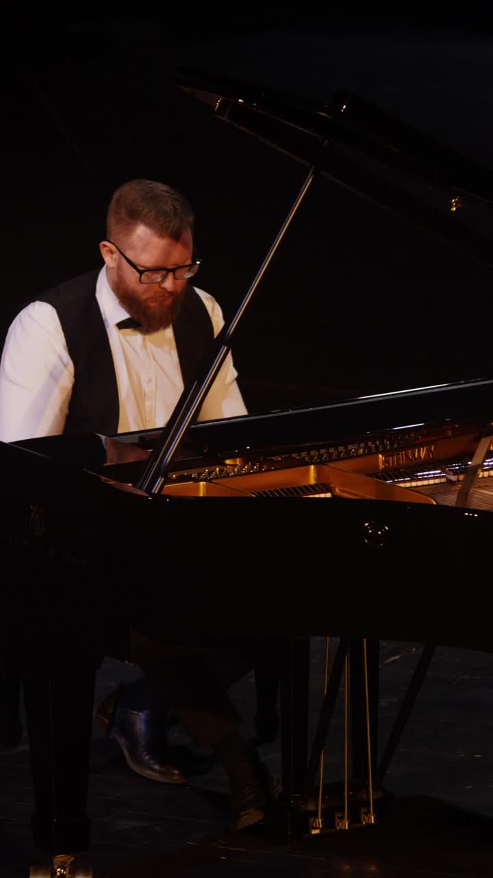 el pianista actuando