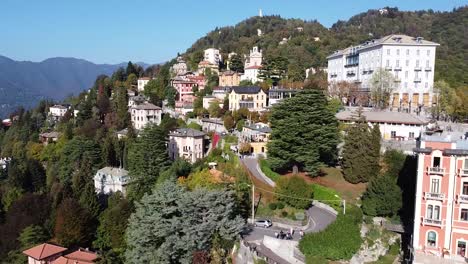 Pueblo-De-Brunate-En-La-Cima-De-La-Montaña-Verde,-Vista-Aérea-De-Drones