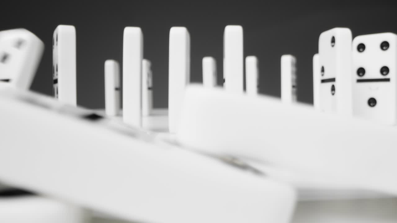 떨어지는 도미노의 클로즈업