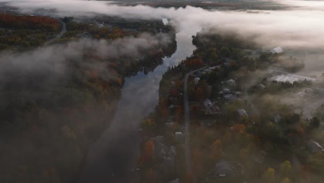 vista del follaje otoñal y los ríos a través de las nubes durante la temporada de otoño en sherbrooke, quebec, canadá