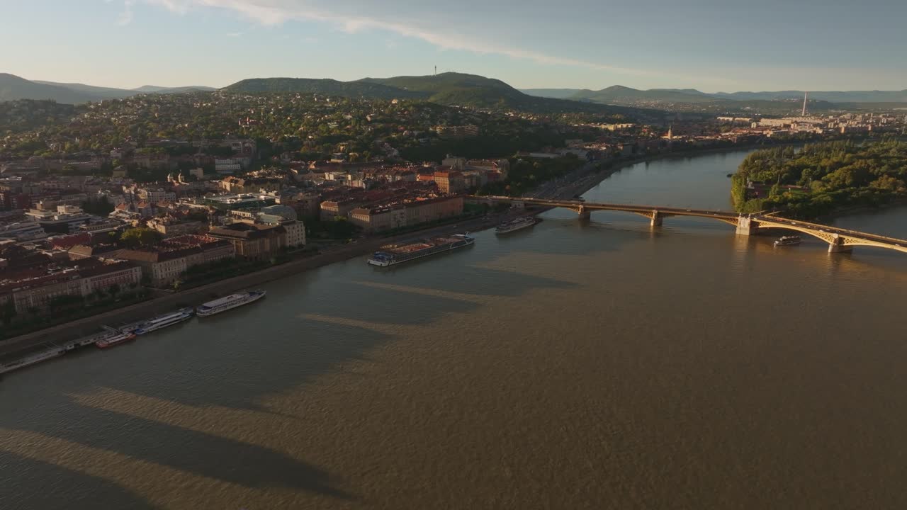 Veduta aerea del panorama urbano di Budapest e del fiume Danubio al tramonto