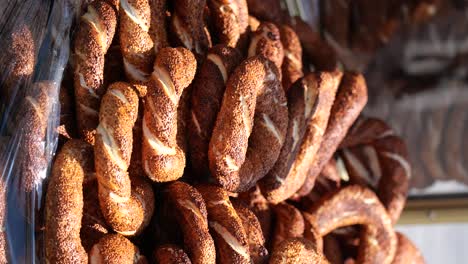 una pila de simit turco
