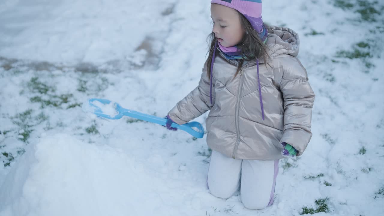 abuelo y nieta divirtiéndose en la nieve