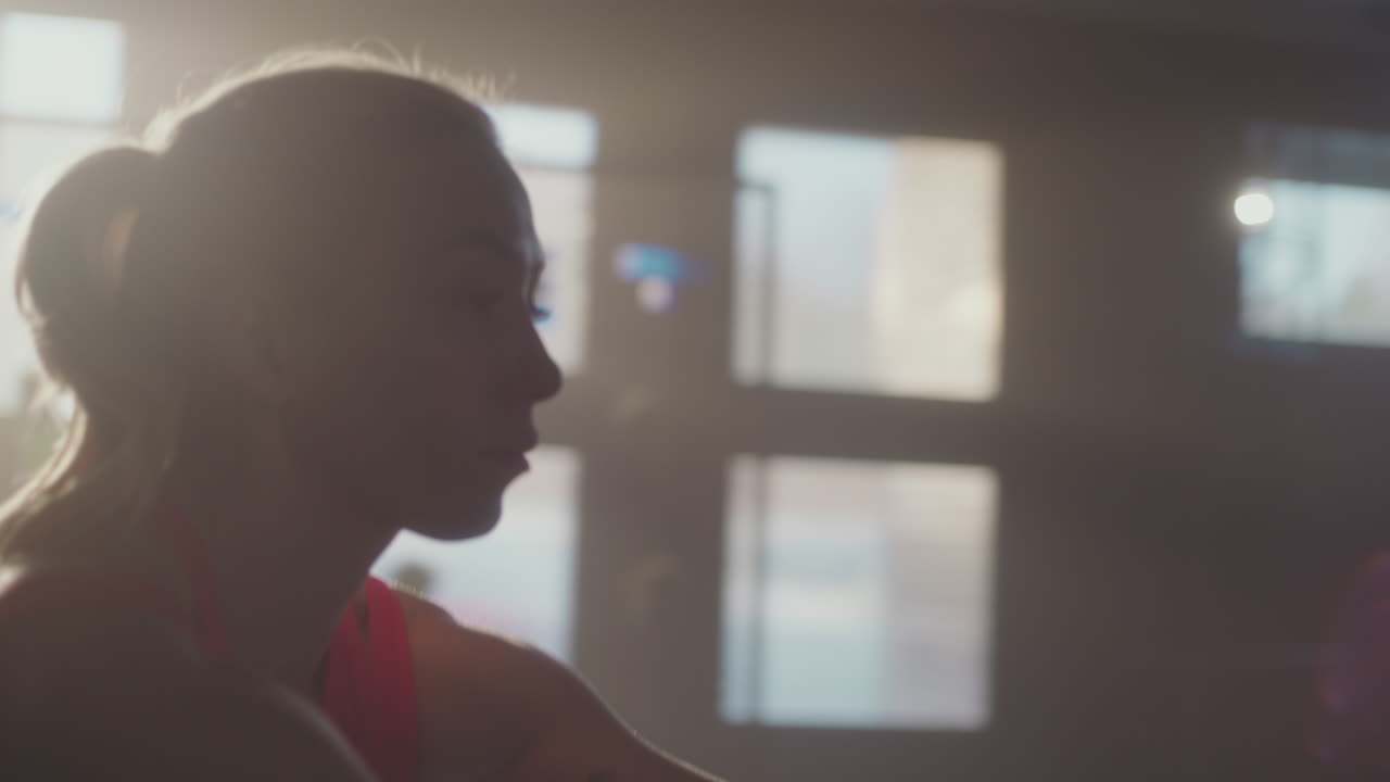 체육관 에서 운동 하는 여자