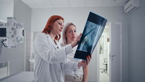 médico y paciente revisando las radiografías