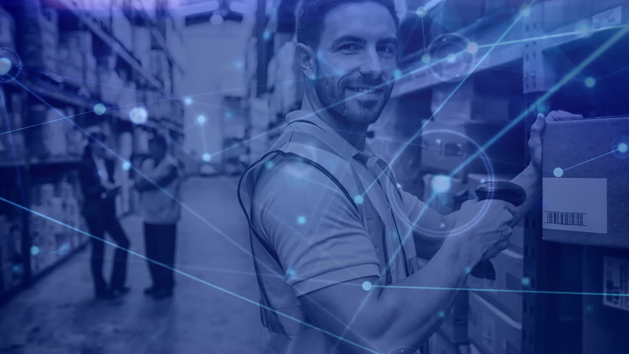 composición del almacén hombre en el almacén escaneando una caja combinado con la animación de conn