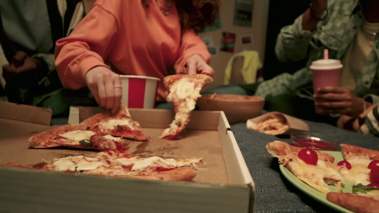 Quattro amici che mangiano a casa