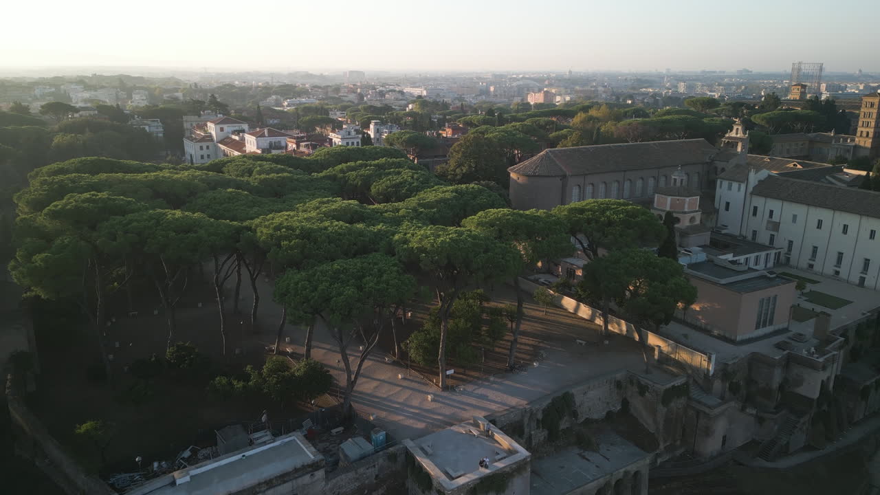 이탈리아 오렌지 가든의 나무 정원 위에서 해가 지는 모습