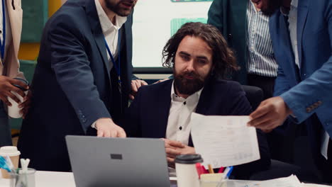 ceo examina lo que sus empleados han logrado con el nuevo desarrollo global