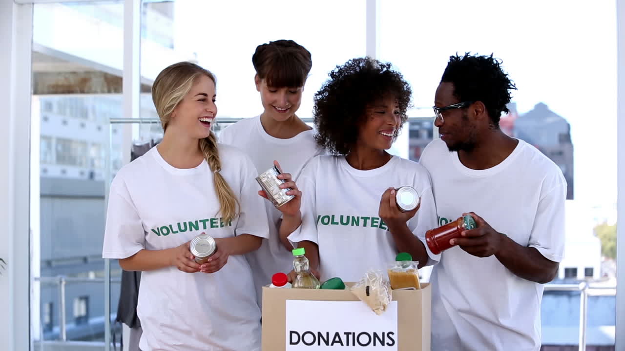 voluntarios viendo la comida en la caja de donaciones