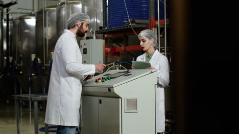 hombre y mujer haciendo control en la cervecería