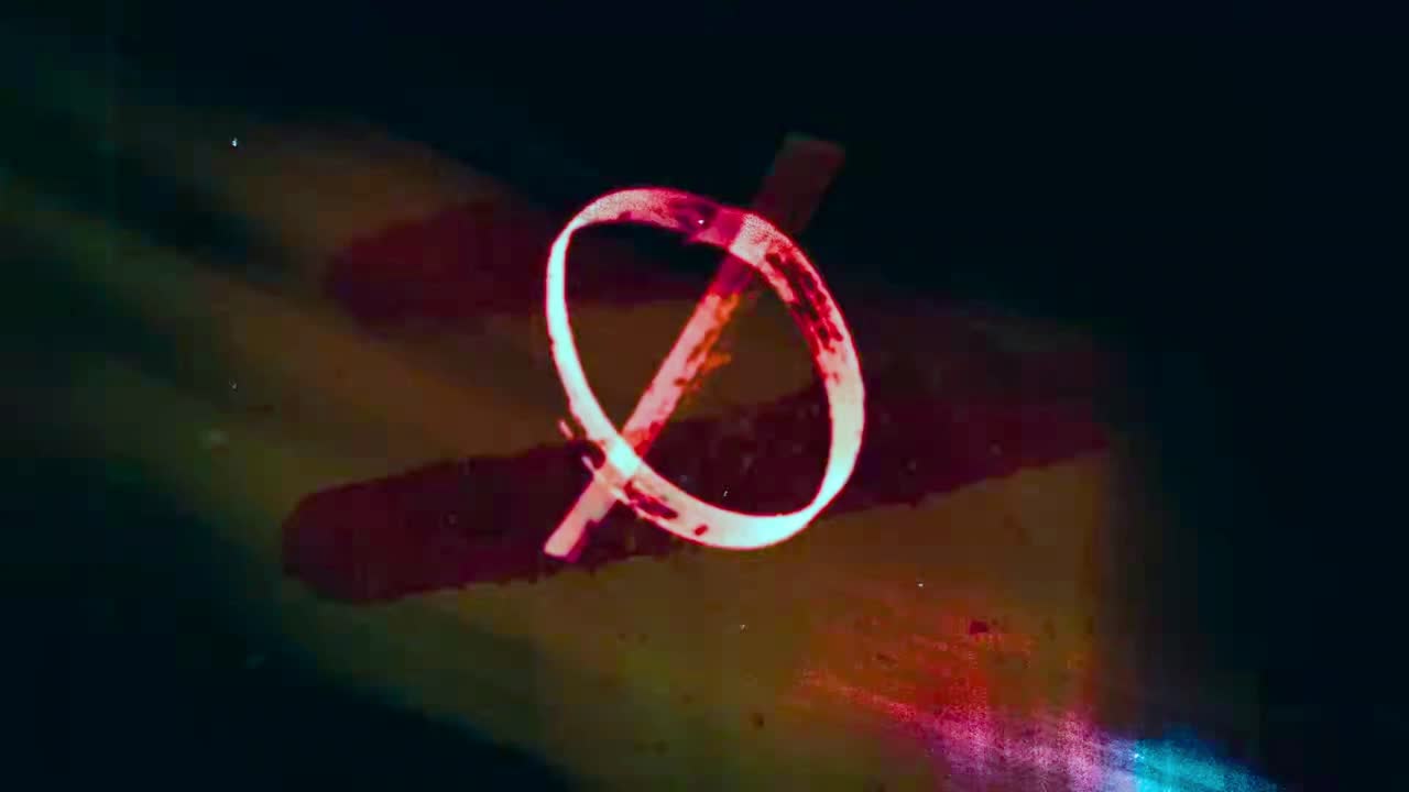 Sfondo astratto con effetti di luce colorati e sovrapposizione di glitch digitale.