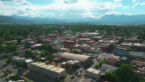 salida colorado avión no tripulado cinematográfico mediados de verano centro de la ciudad molino de cal cerca de buena vista en el río arkansas parque ribereño explorador surf de olas ciclismo senderismo rafting montaña rocosa movimiento hacia adelante