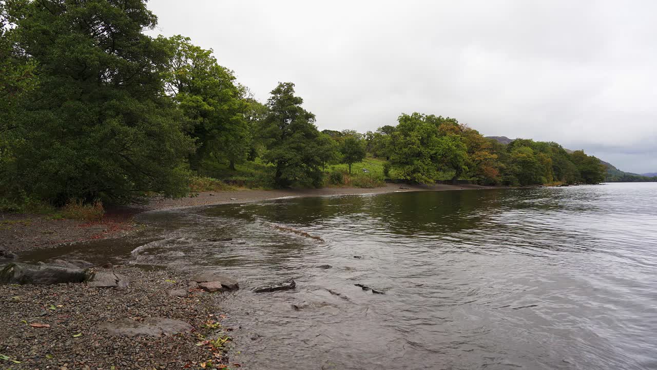 Kleine Wellen brechen am Ufer des Ullswater-Sees im englischen Lake District.