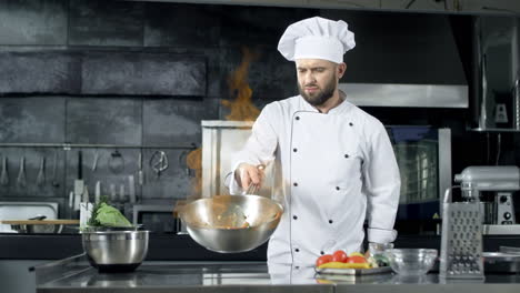 chef serio cocinando comida asiática en cámara lenta