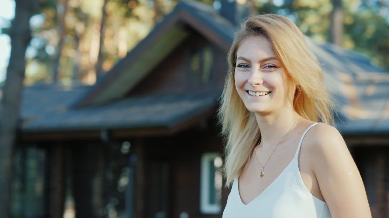 mujer joven emocionalmente regocija las llaves de la casa 4k video