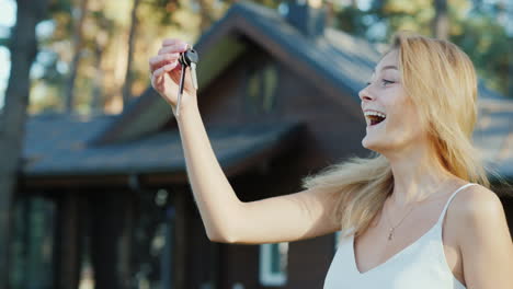 mujer joven emocionalmente regocija las llaves de la casa 4k video