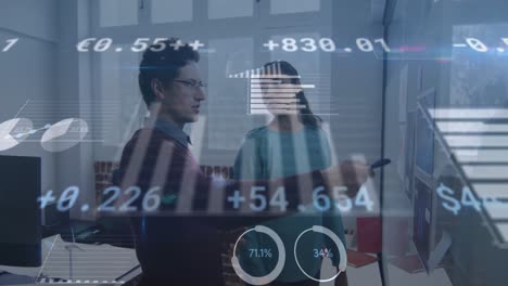 animación del procesamiento de datos financieros sobre personas de negocios hablando en la oficina