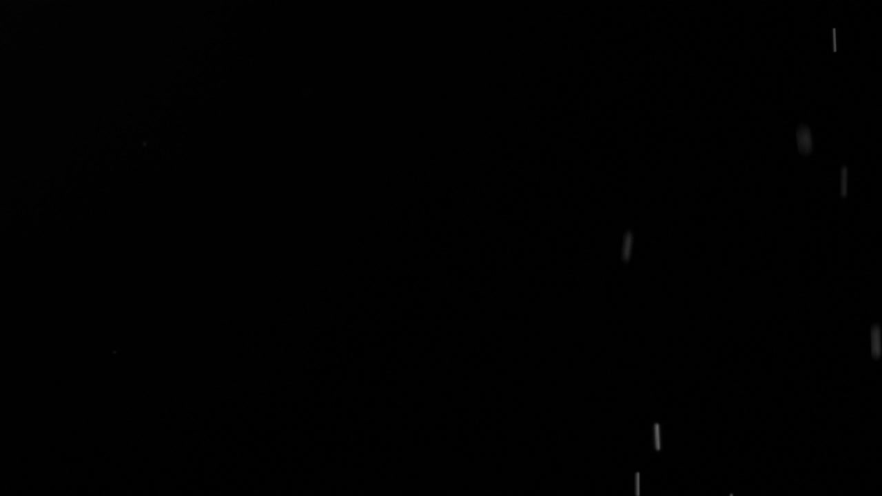 실제 비방울이 떨어지거나 눈이 내리는 4k 알파 채널 영상.