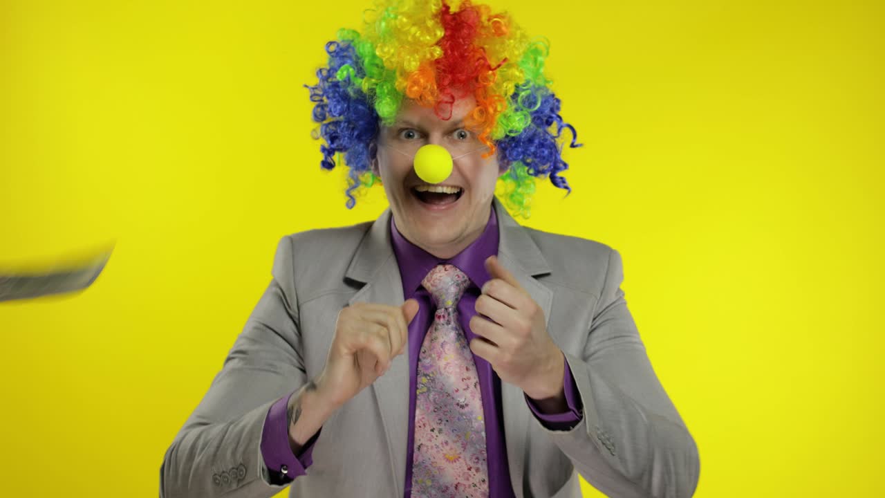 payaso empresario empresario jefe con peluca lanza dinero billetes de dólar en efectivo