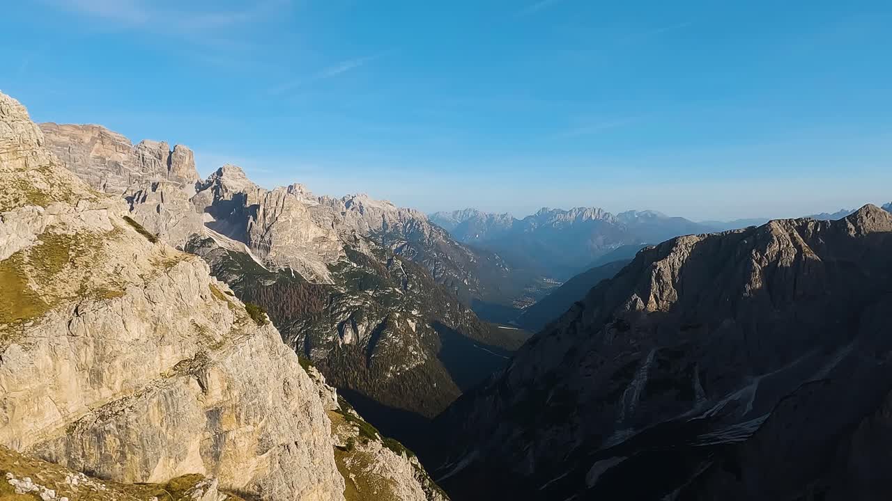 hermosa vista panorámica de un increíble paisaje montañoso en europa
