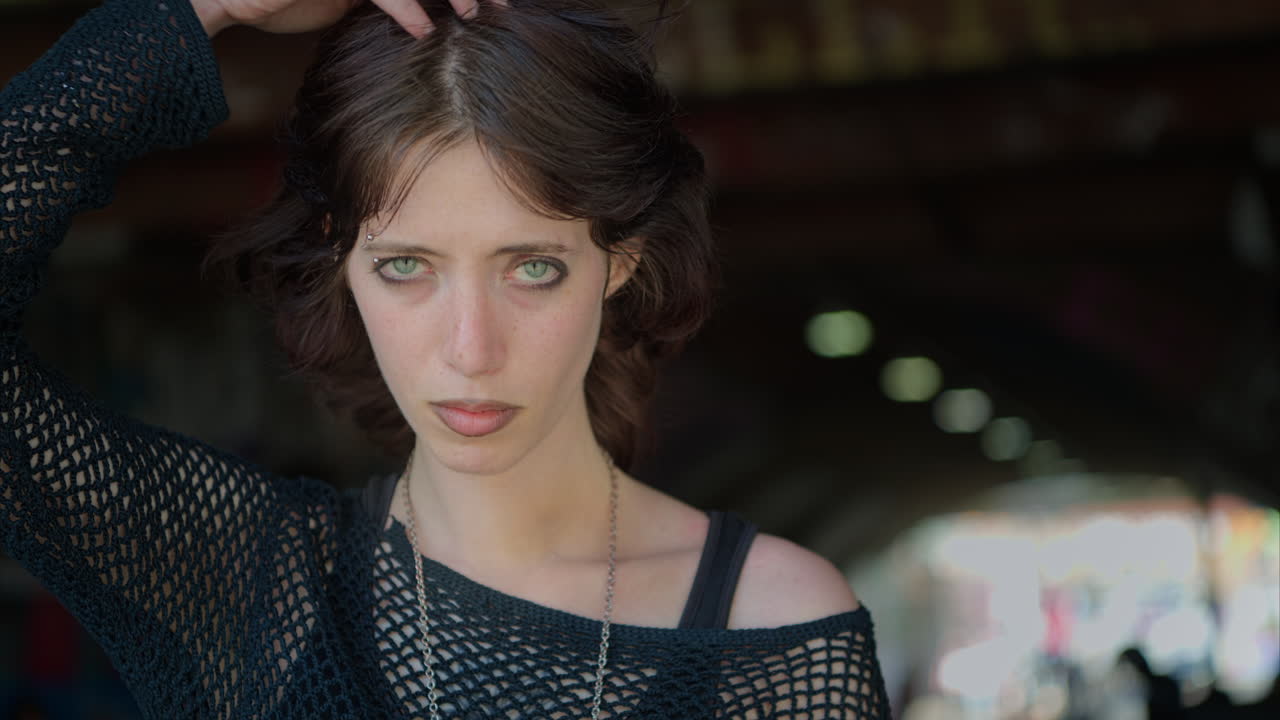 портрет молодой женщины в альтернативном стиле, стоящей в подземном переходе на улице лондон-сити в великобритании в режиме реального времени 2