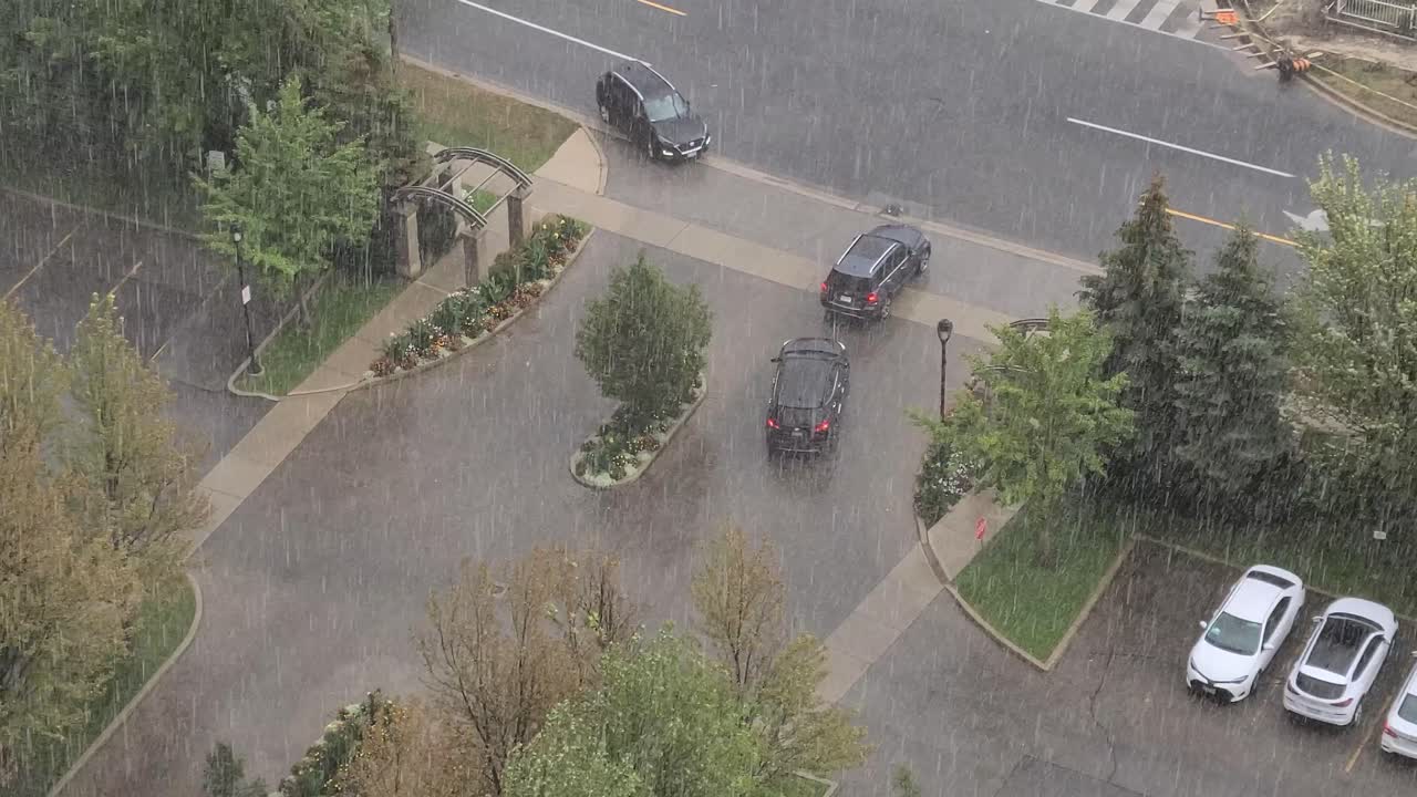 폭우 날씨에 차례를 기다리는 자동차의 하향식 보기