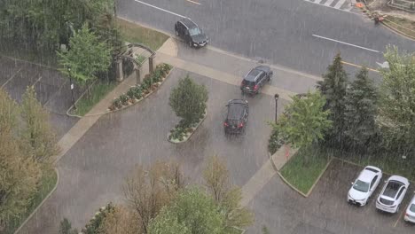 vista de arriba hacia abajo de los autos que esperan para girar en un clima de lluvia intensa