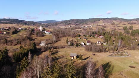 Tranquilo-Pueblo-De-Pawel-En-La-Cordillera-Bedkid-Zywiecki,-Antena-De-Polonia