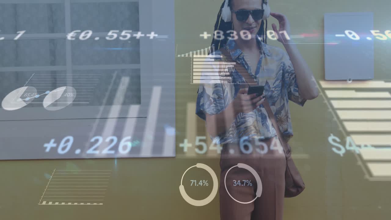 animación de gráficos, tablero de negociación, hombre biracial con auriculares escuchando música en el teléfono móvil