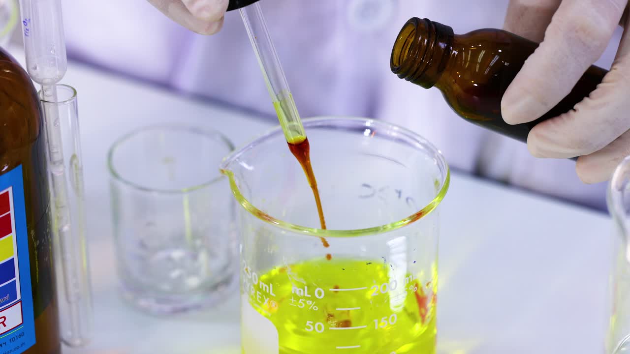 요오드와 비타민 c와 함께 화학 반응의 시연