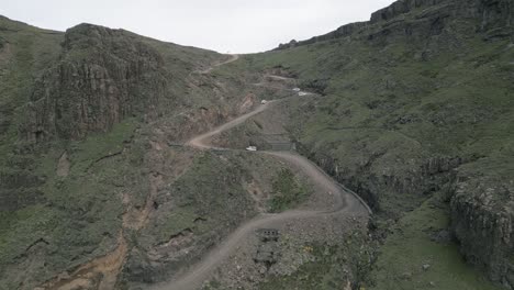 Berühmter-Sani-pass-schotterweg,-Switchback-fahrzeuge-In-Der-Nähe-Von-Lesotho-plateau