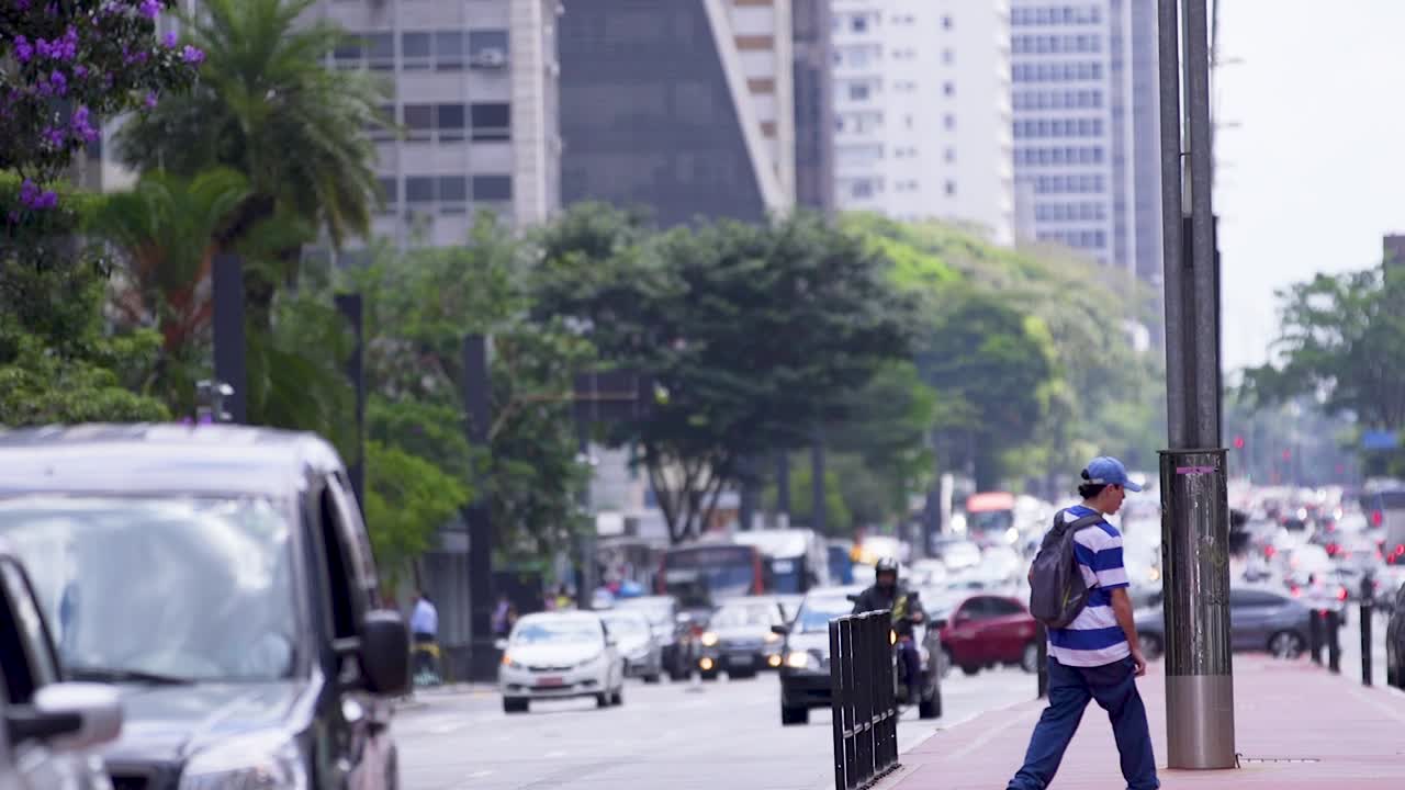 교통과 보행자 들 과 함께 바쁜 도시 거리 장면