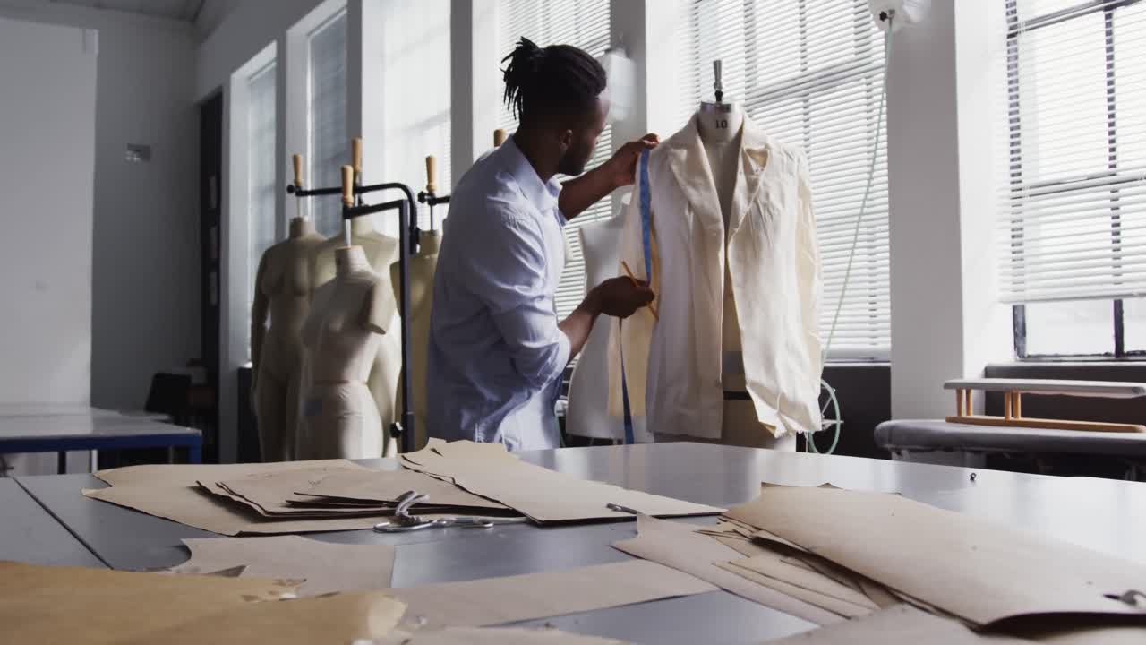 패션 사무실 에서 일 하는 혼성 인종 의 남자