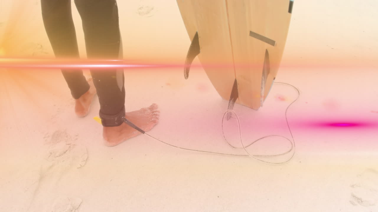 서핑 보드를 들고 있는 해변에서 서퍼의 발 위로 움직이는 분홍색 빛  ⁇ 의 애니메이션