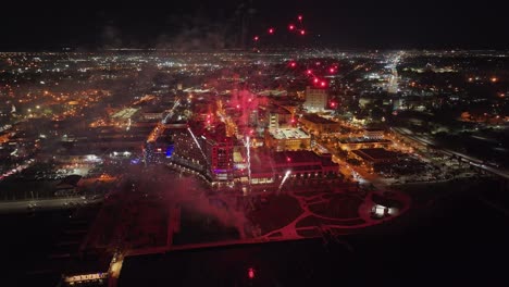 Wunderschönes-Feuerwerk-In-Der-Nacht-Am-Ufer-Des-Caloosahatchee-River