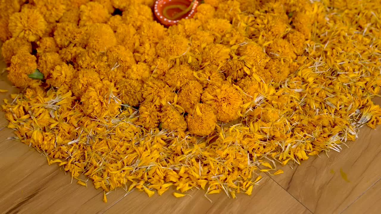 chica india haciendo rangoli de flores